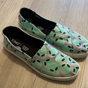 TOMS Green and Pink Glow in the Dark Alien Pattern Slip-Ons
